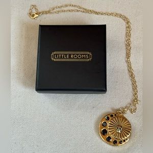 💀Little Rooms skull gold disc necklace - large💀